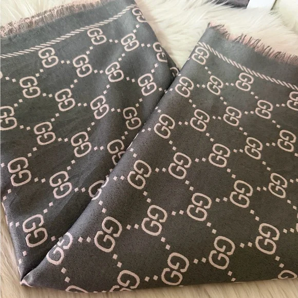 Gucci  Logo Patterned Shawl. - Picture 13 of 16